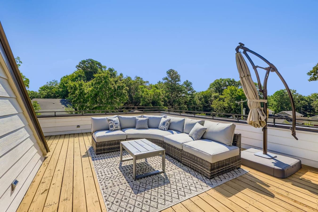 Unit A: Enjoy the evening sunset on the rooftop deck, seating for the whole crew!