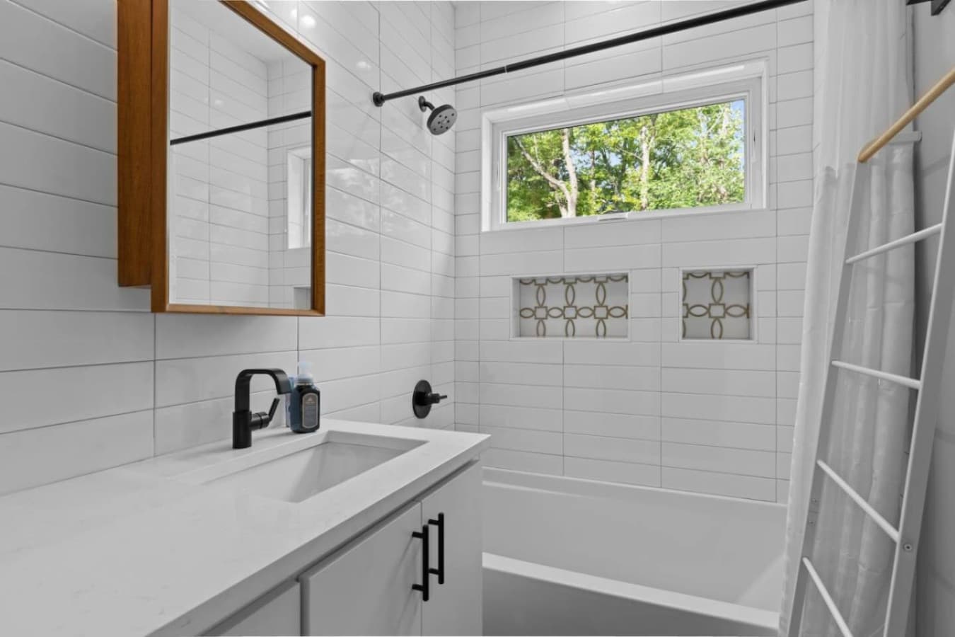 Unit B: Full bathroom.