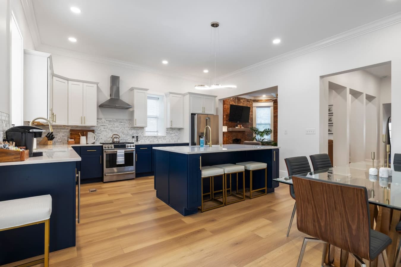 Full kitchen.