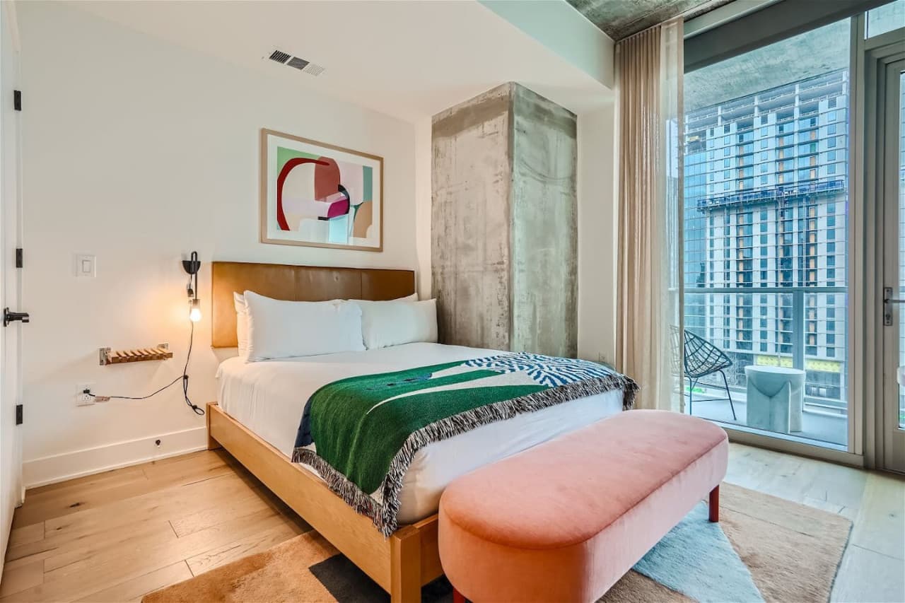 Bedroom features a Queen size bed.