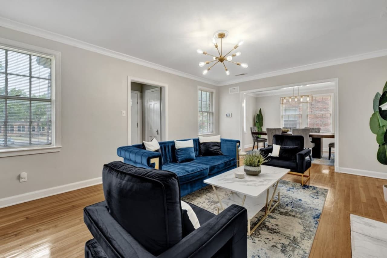 Discover our dreamy living room and dining room setting, a promise of relaxation and fun.