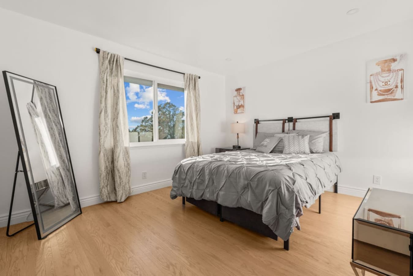 Bright bedroom with natural light and a relaxing atmosphere.