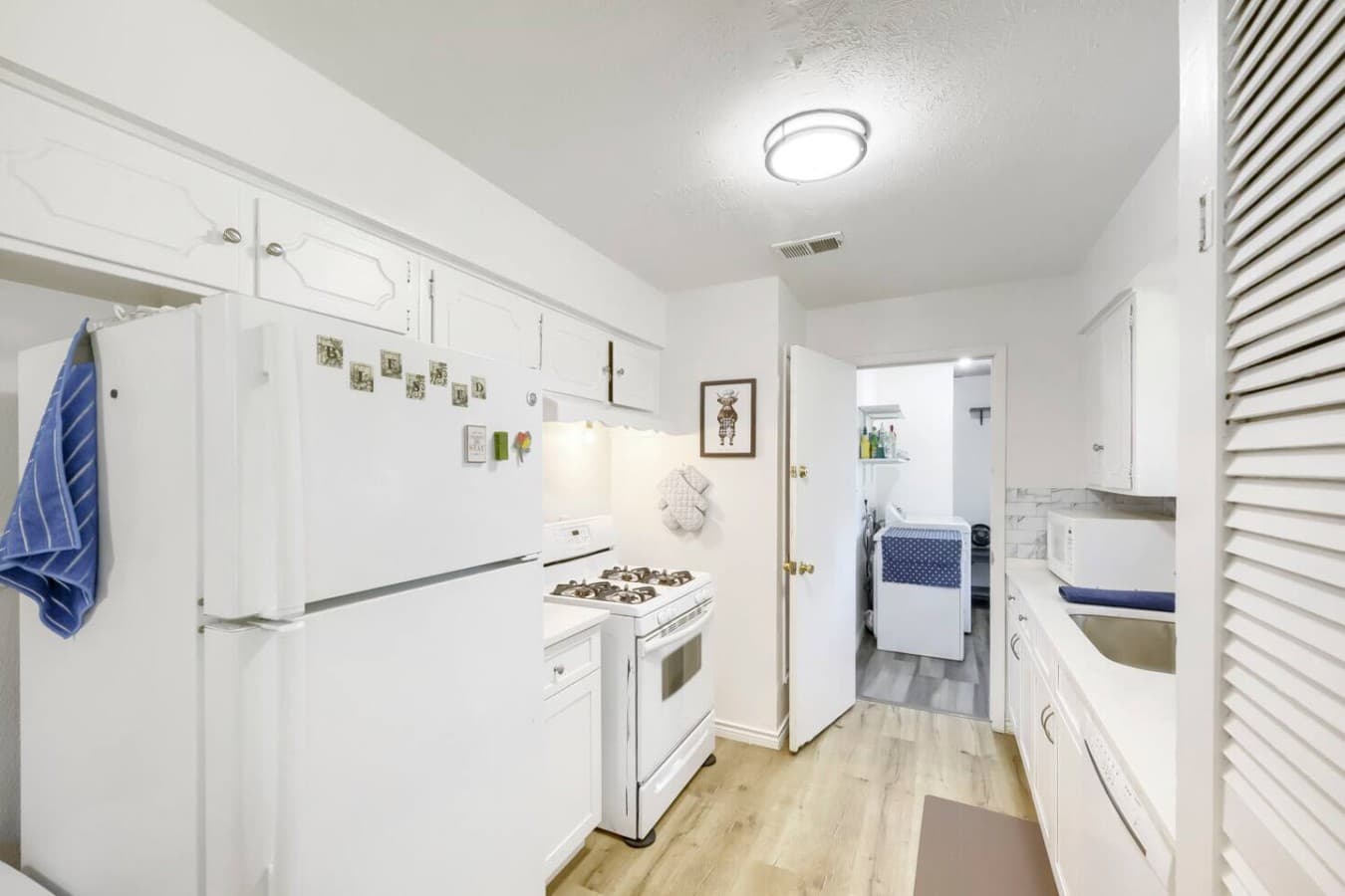Bright and clean kitchen with everything needed for easy home cooked meals.