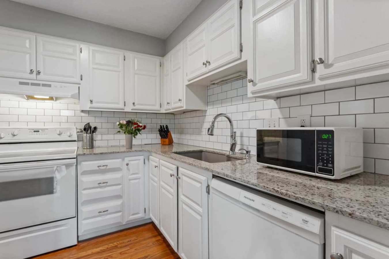Full kitchen.