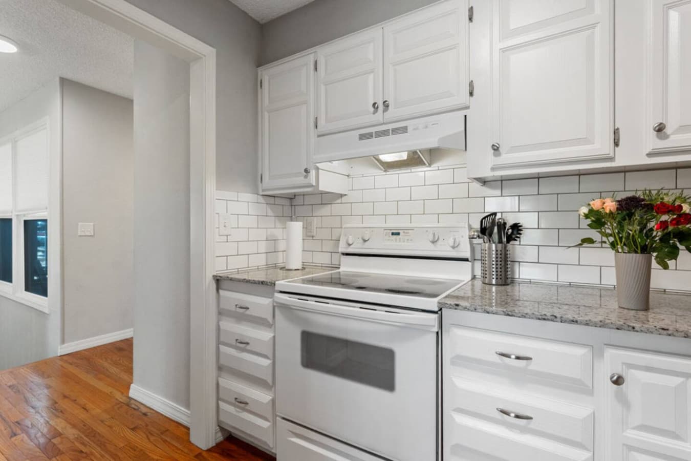 Full kitchen.