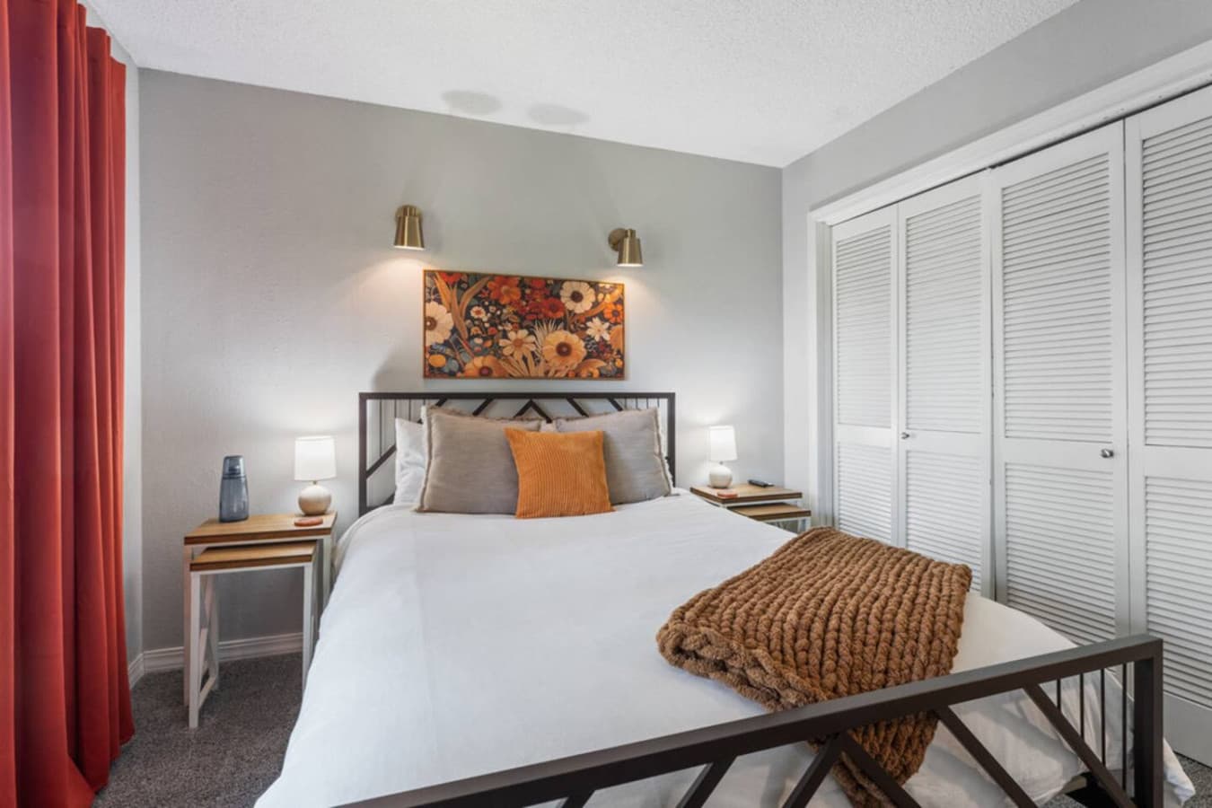 Second bedroom with queen size bed.