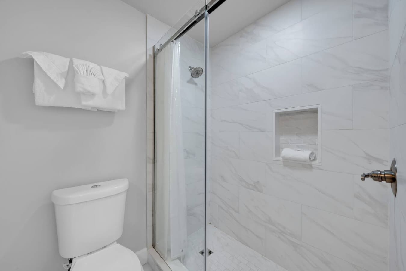 Clean and bright bathroom with contemporary finishes.
