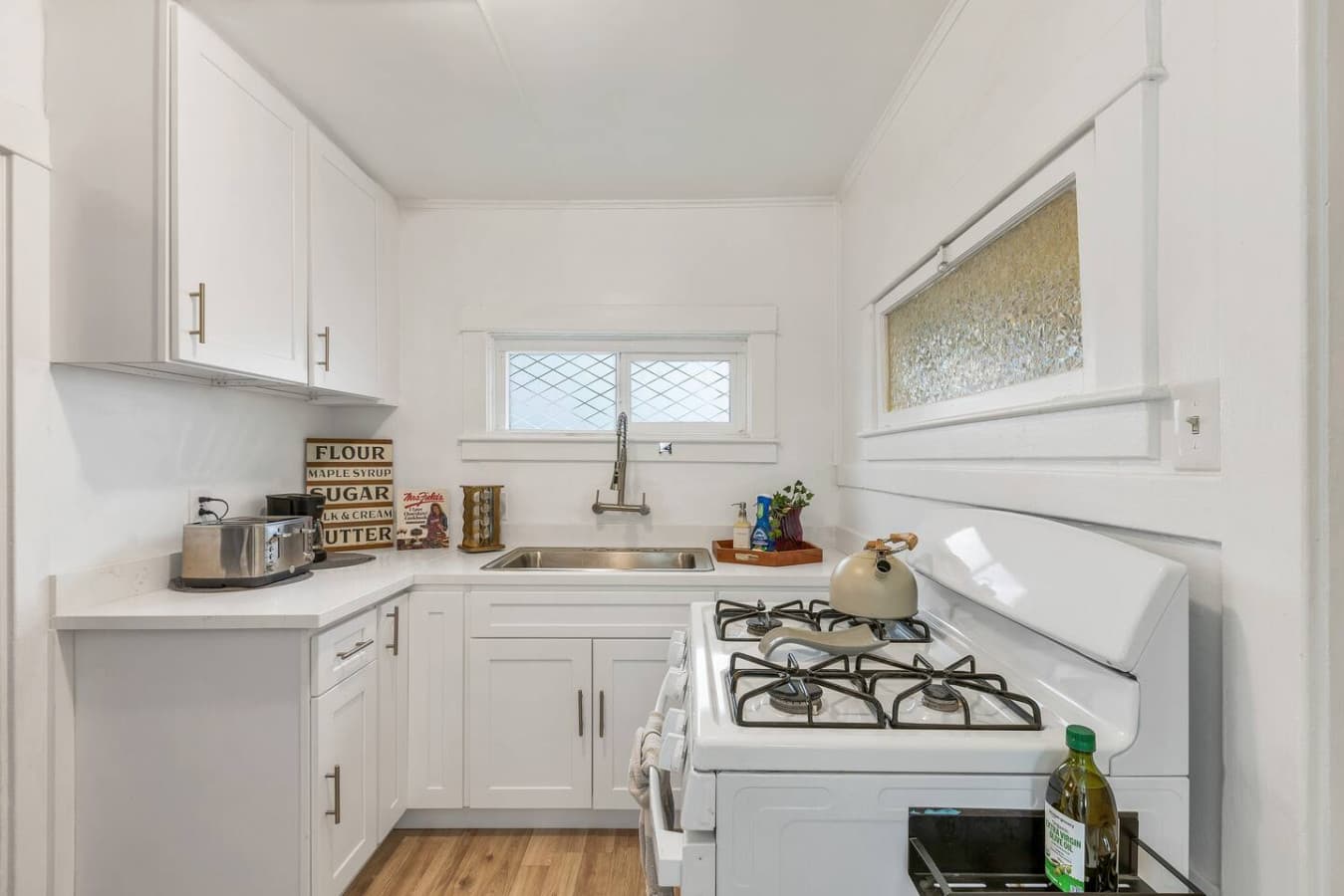 Full kitchen.