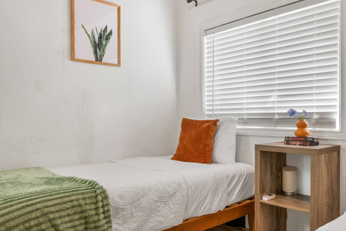 Second bedroom.