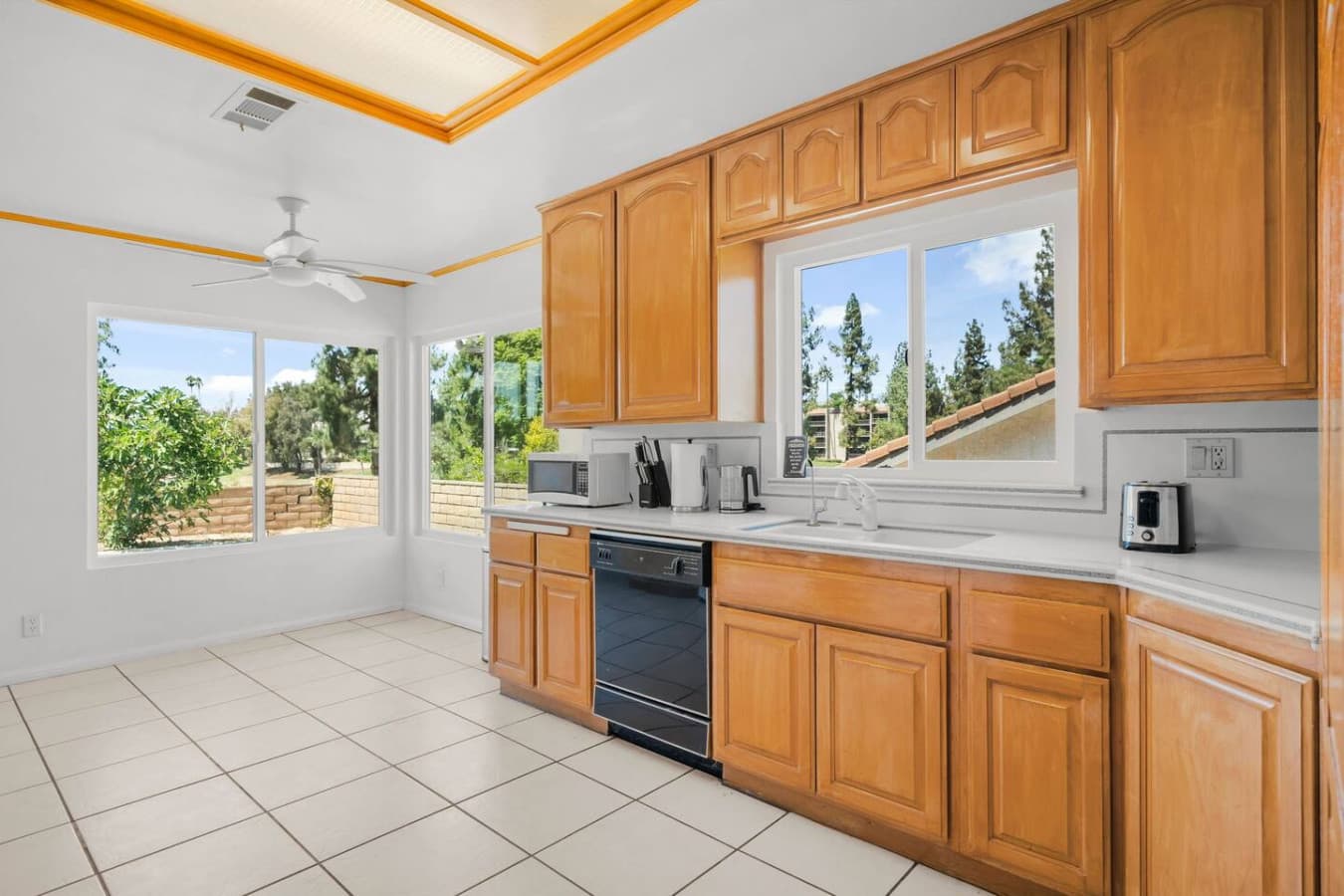 Full kitchen.