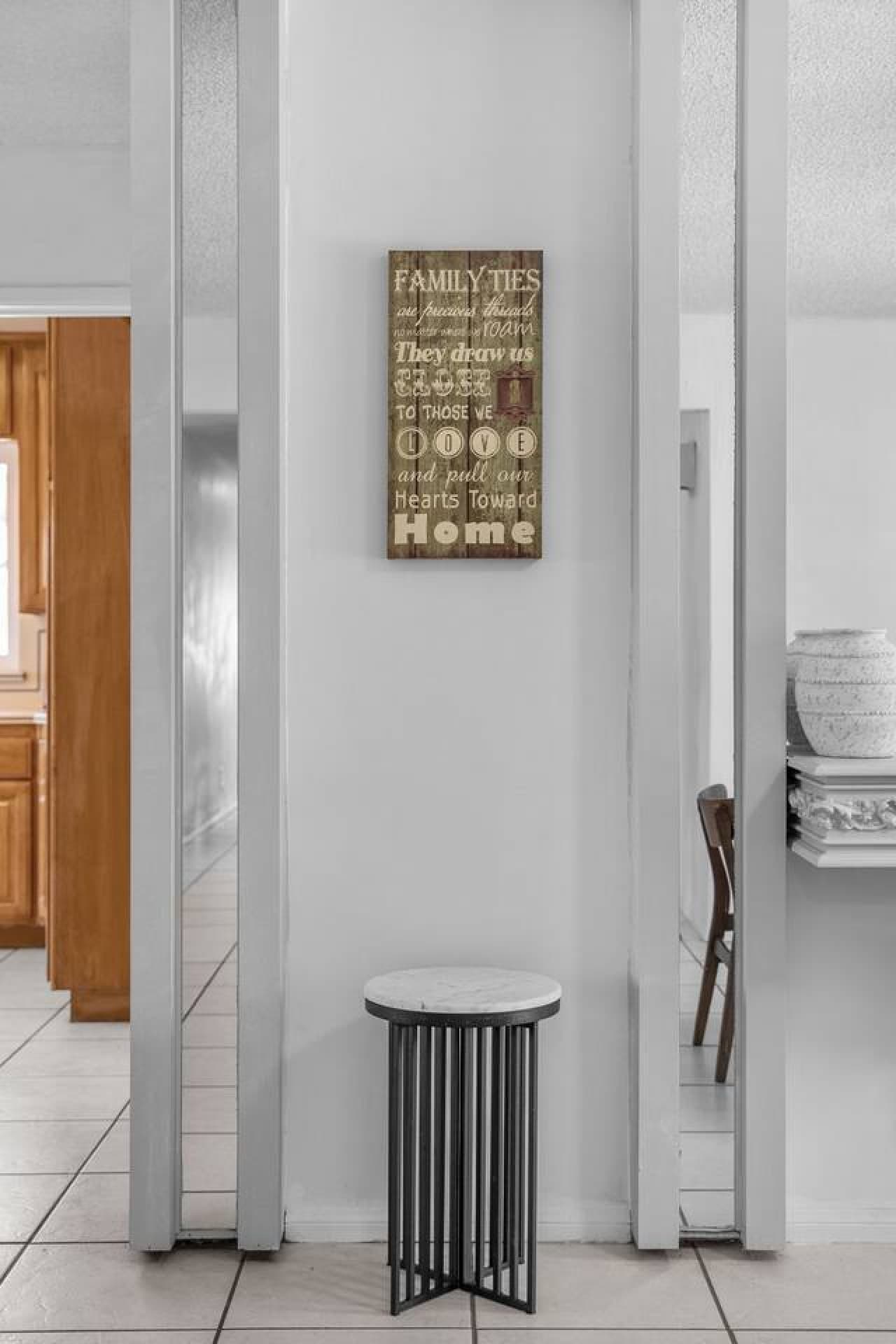 Warm touches in the dining room.