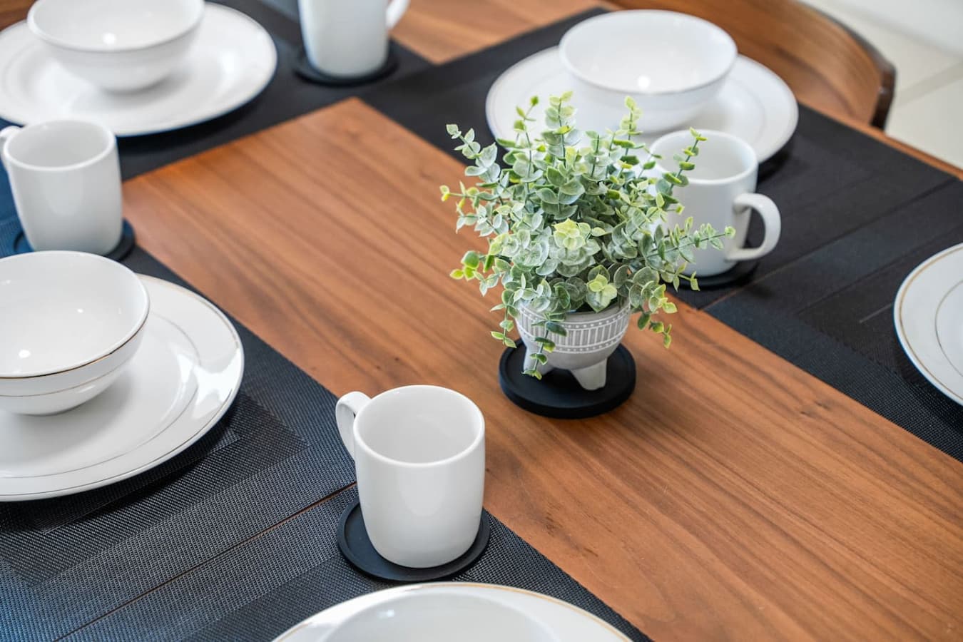 Memorable dining room touches.