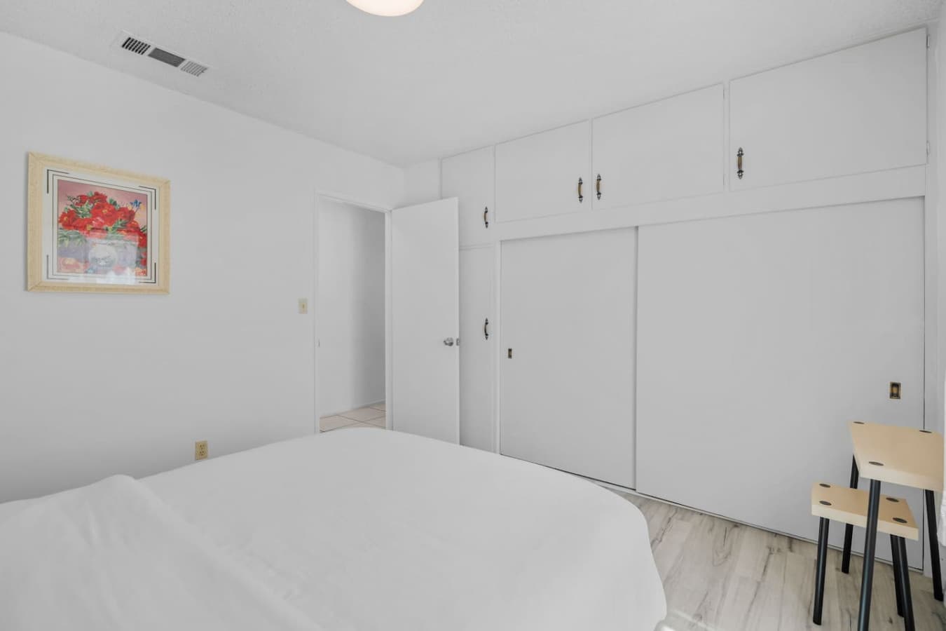 Second bedroom with queen size bed.