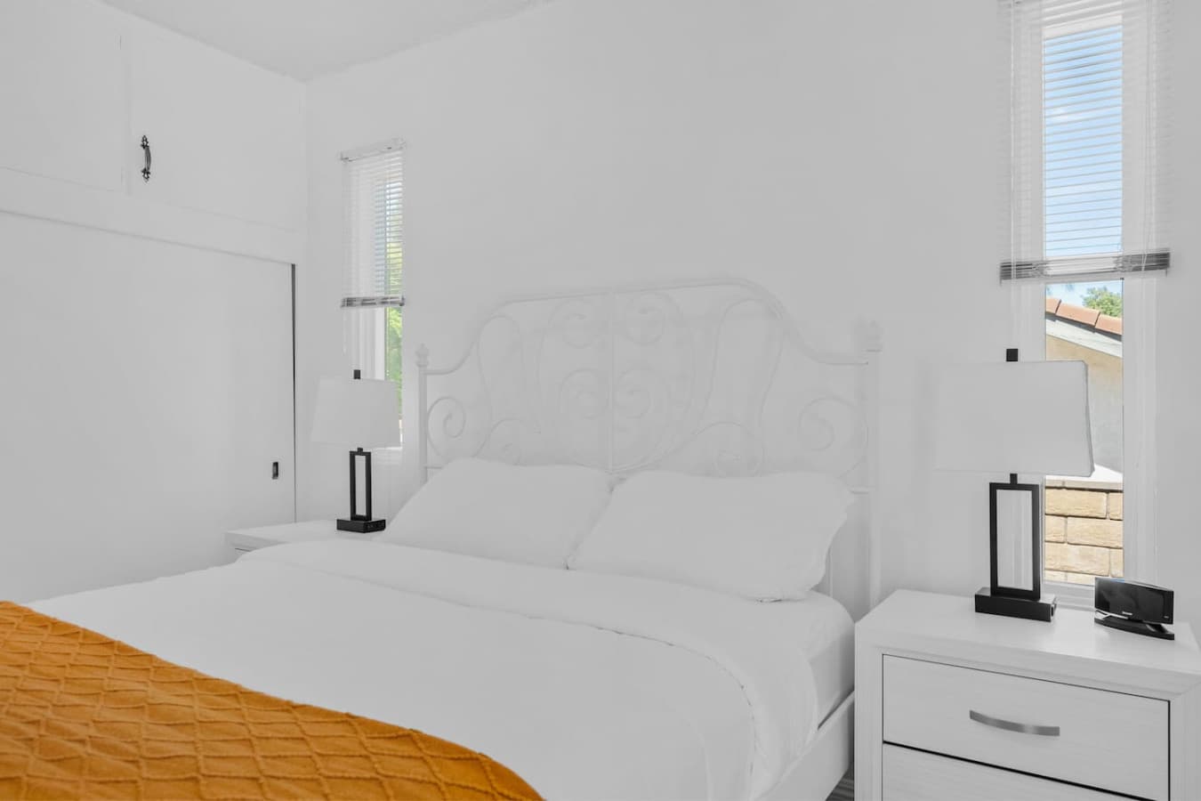 Queen bed in the fifth bedroom.