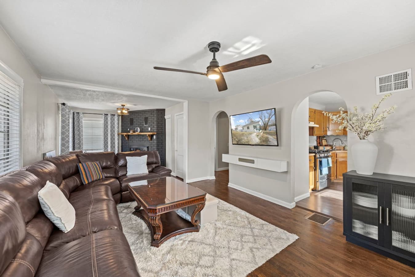 Bright and welcoming living room with comfortable seating and natural light.