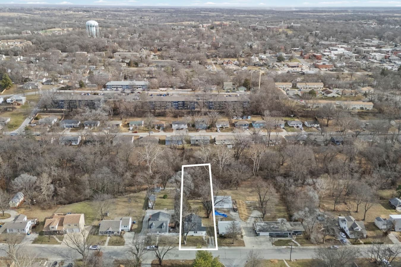 Drone perspective outlining the property and its surrounding space.