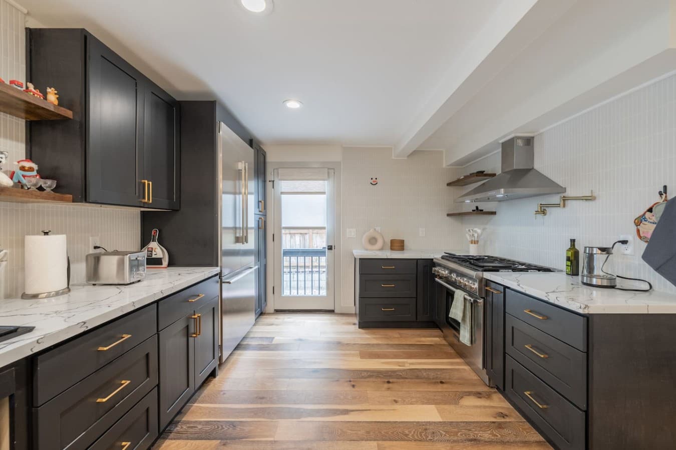 Gourmet Kitchen: whip up culinary masterpieces in stylish space with modern appliances!