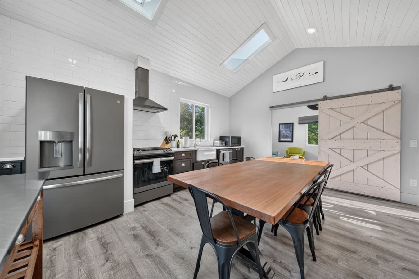Spacious dining area with seating for the whole group, seamlessly connected to the kitchen.
