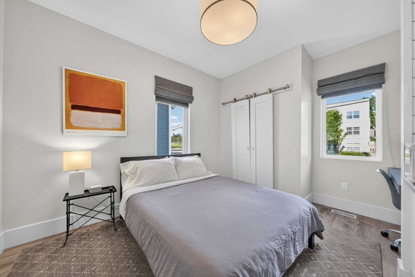 Bright bedroom with spacious queen size bed.