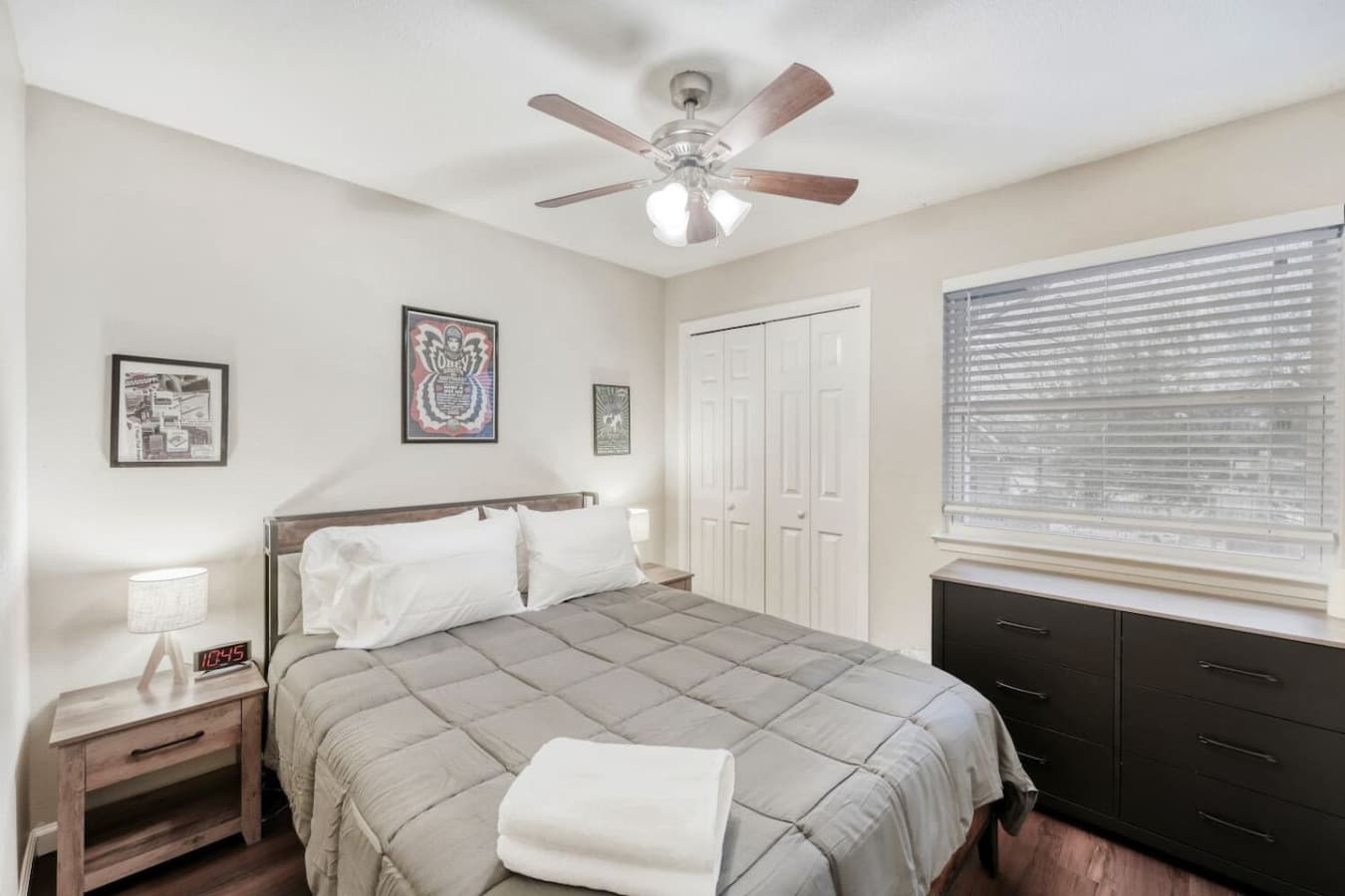 Bedroom with a coxy bed and fresh linens.