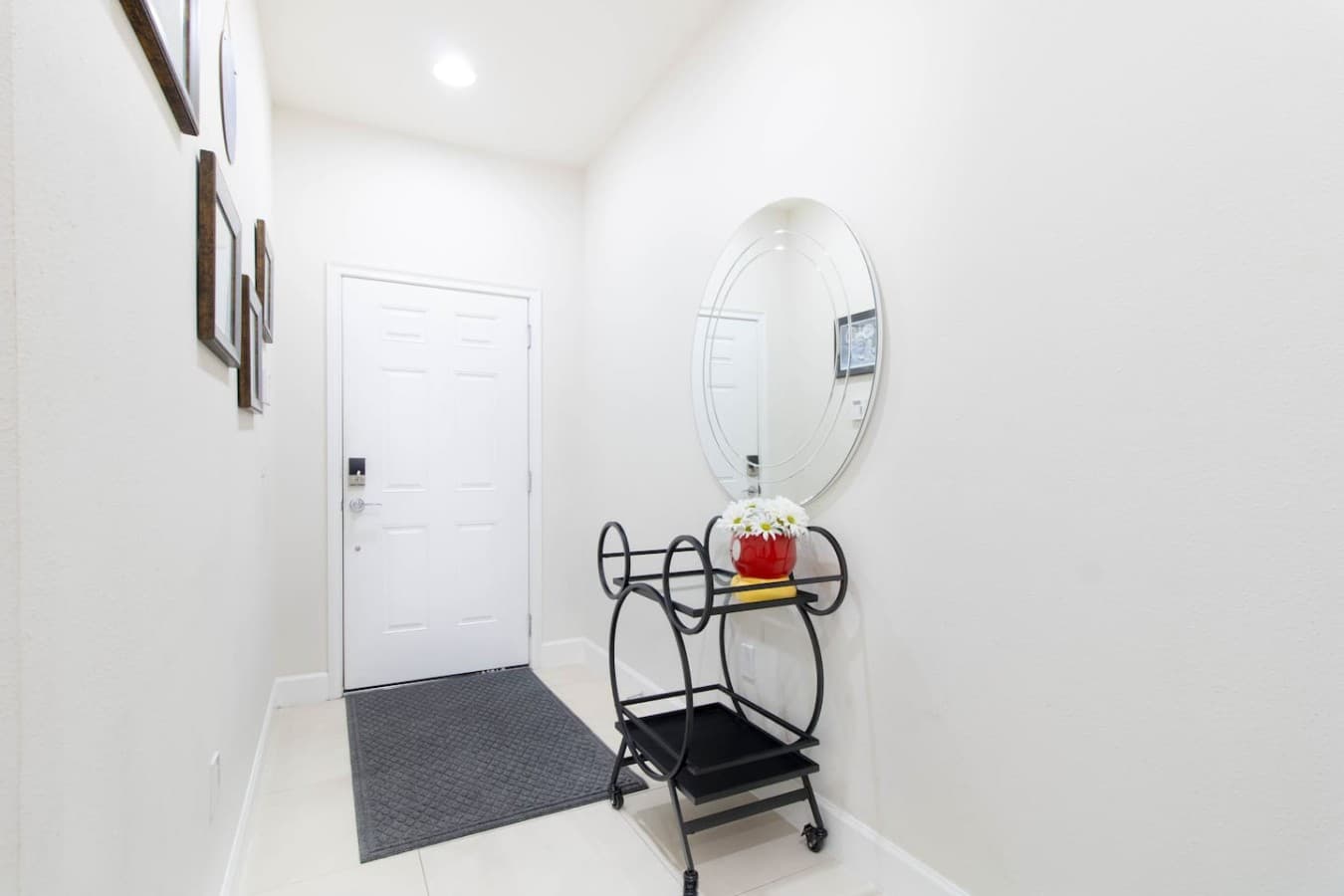 Bright entryway with clean finishes and a welcoming atmosphere.
