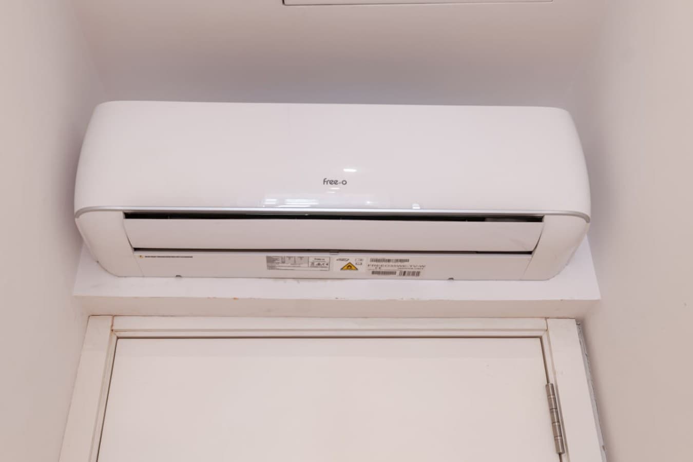 The apartment is equipped with air conditioning for added comfort throughout your stay.