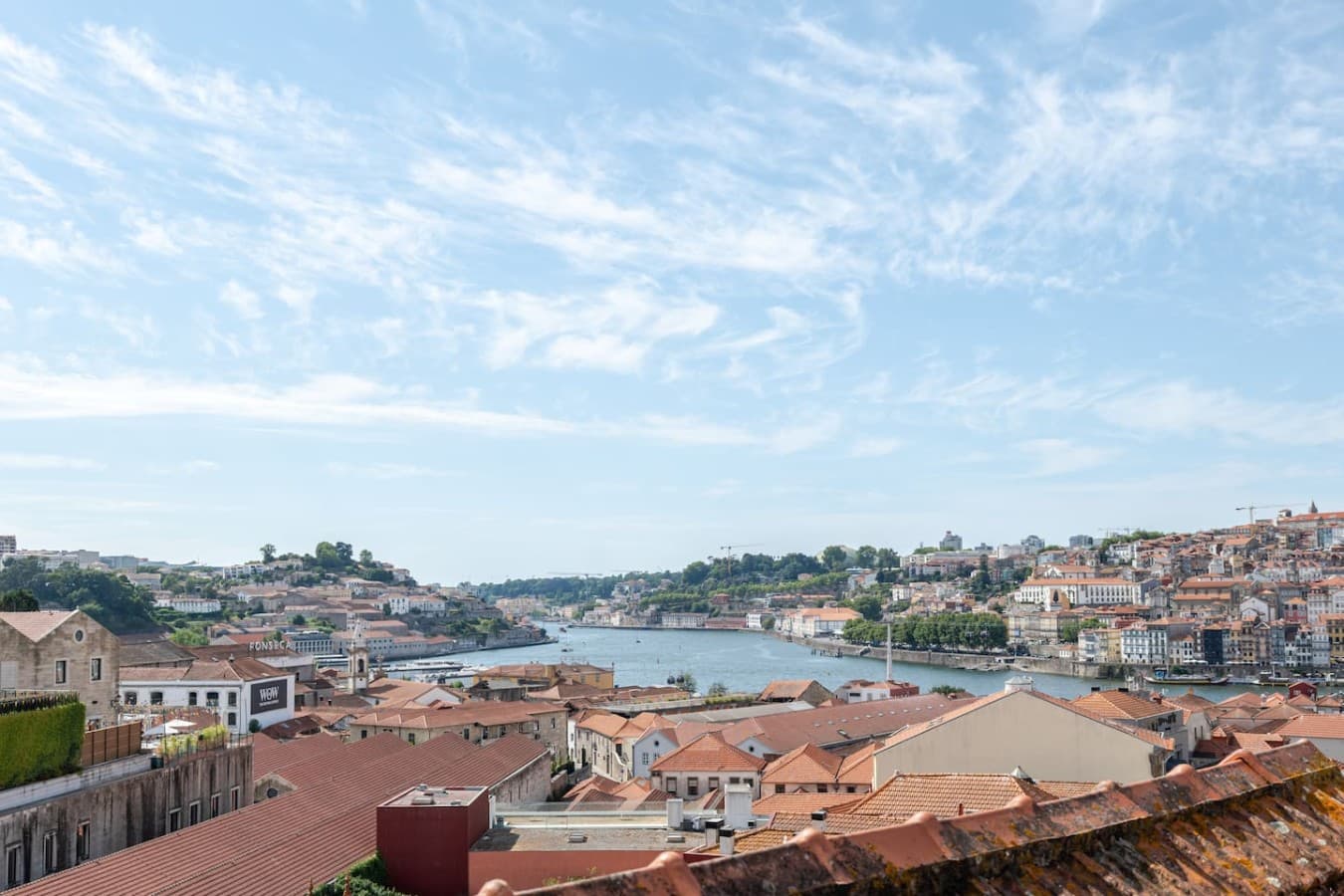 Uninterrupted panoramic views of the city's iconic riverside landscape.