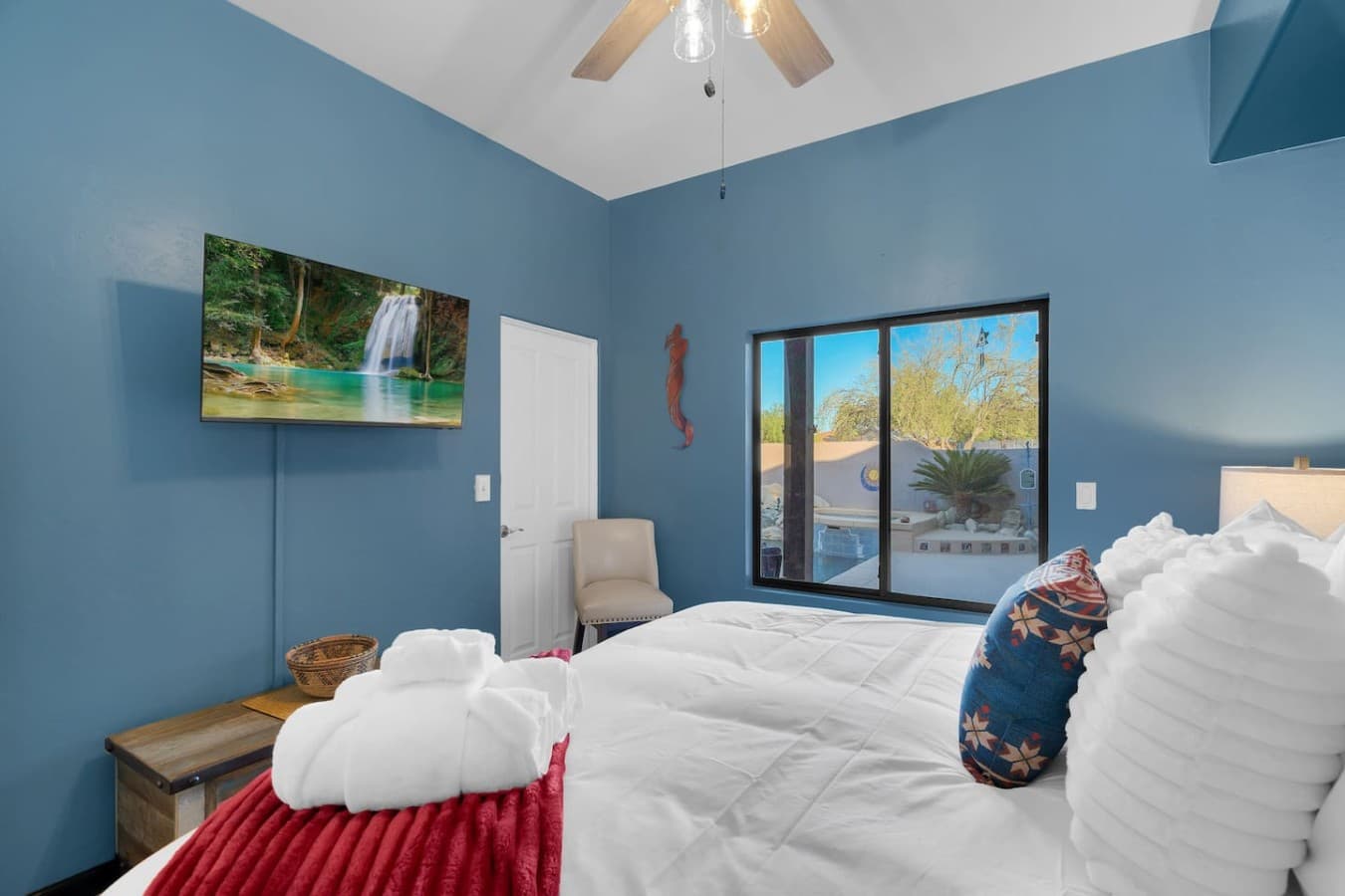 Bright bedroom with large windows and a relaxing atmosphere.