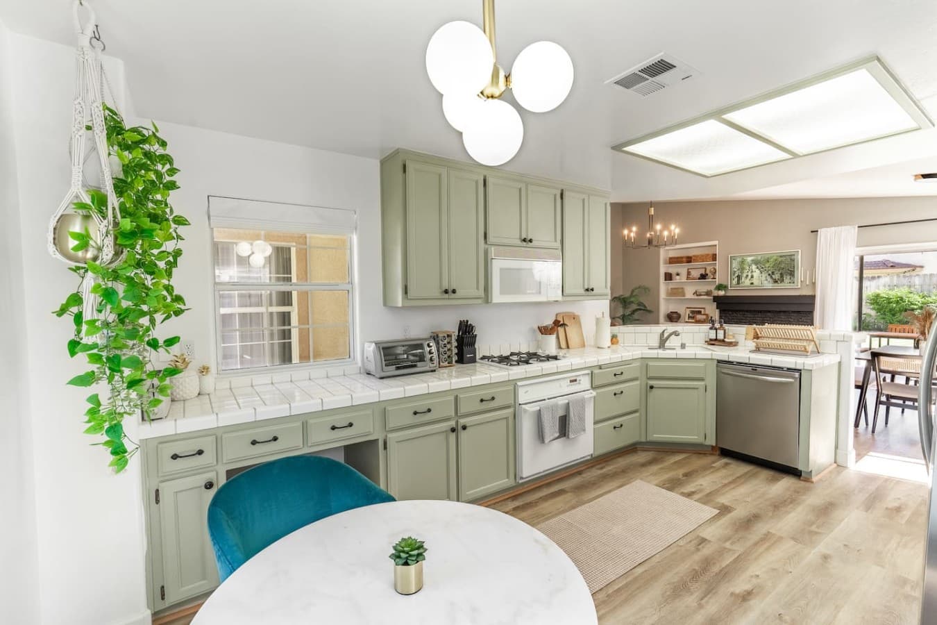 Fully equipped kitchen with modern finishes and plenty of natural light.