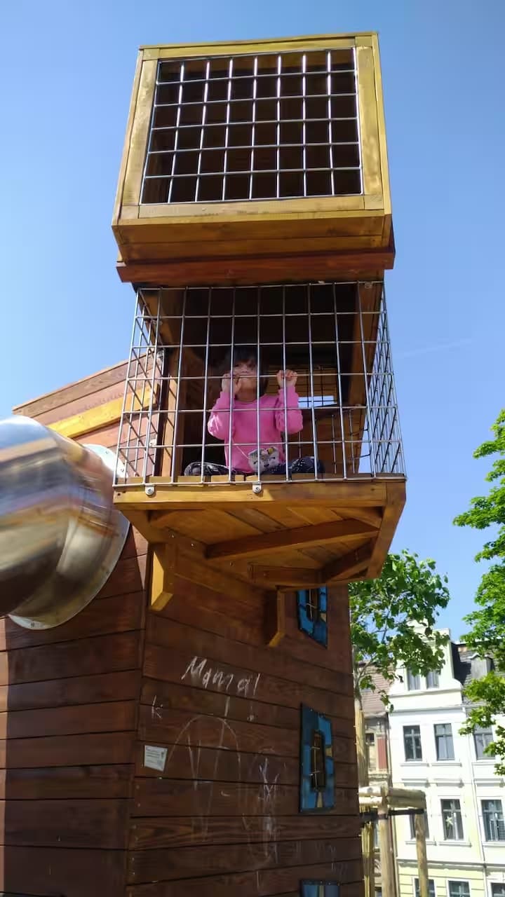 Kinderspielplatz mit modernem Spielgerät am Brautwiesenspielplatz in 250 m Entfernung