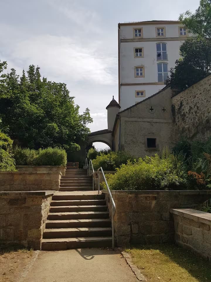 Wildromantischer Klostergarten am Neißeufer in der Altstadt