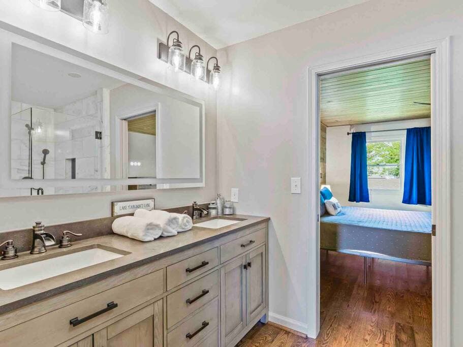 Jack-n-Jill full bath 