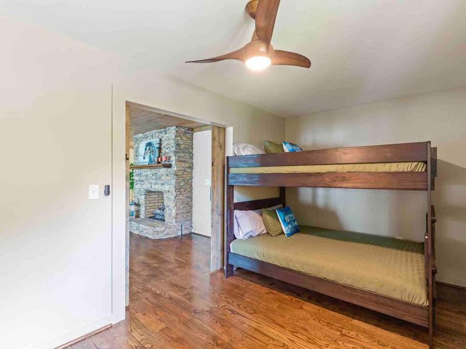 2nd foot bunk room - queen over queen 