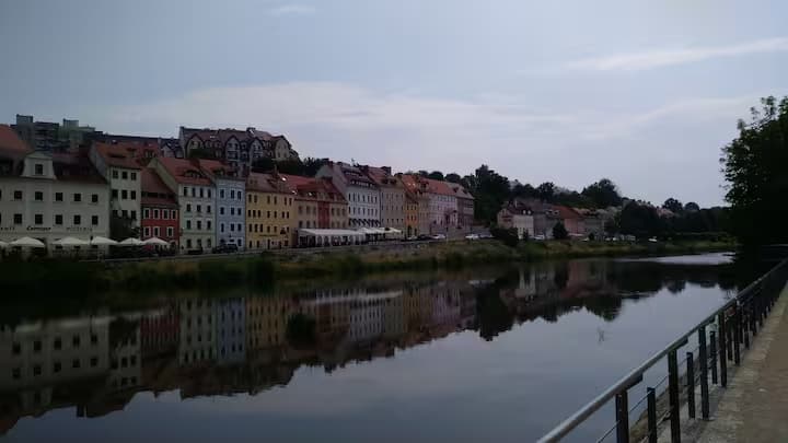 Neiße vor dem Haus flussaufwärts-Promenade von Zgorzelec mit den bekannten Top-Bars und Restaurants