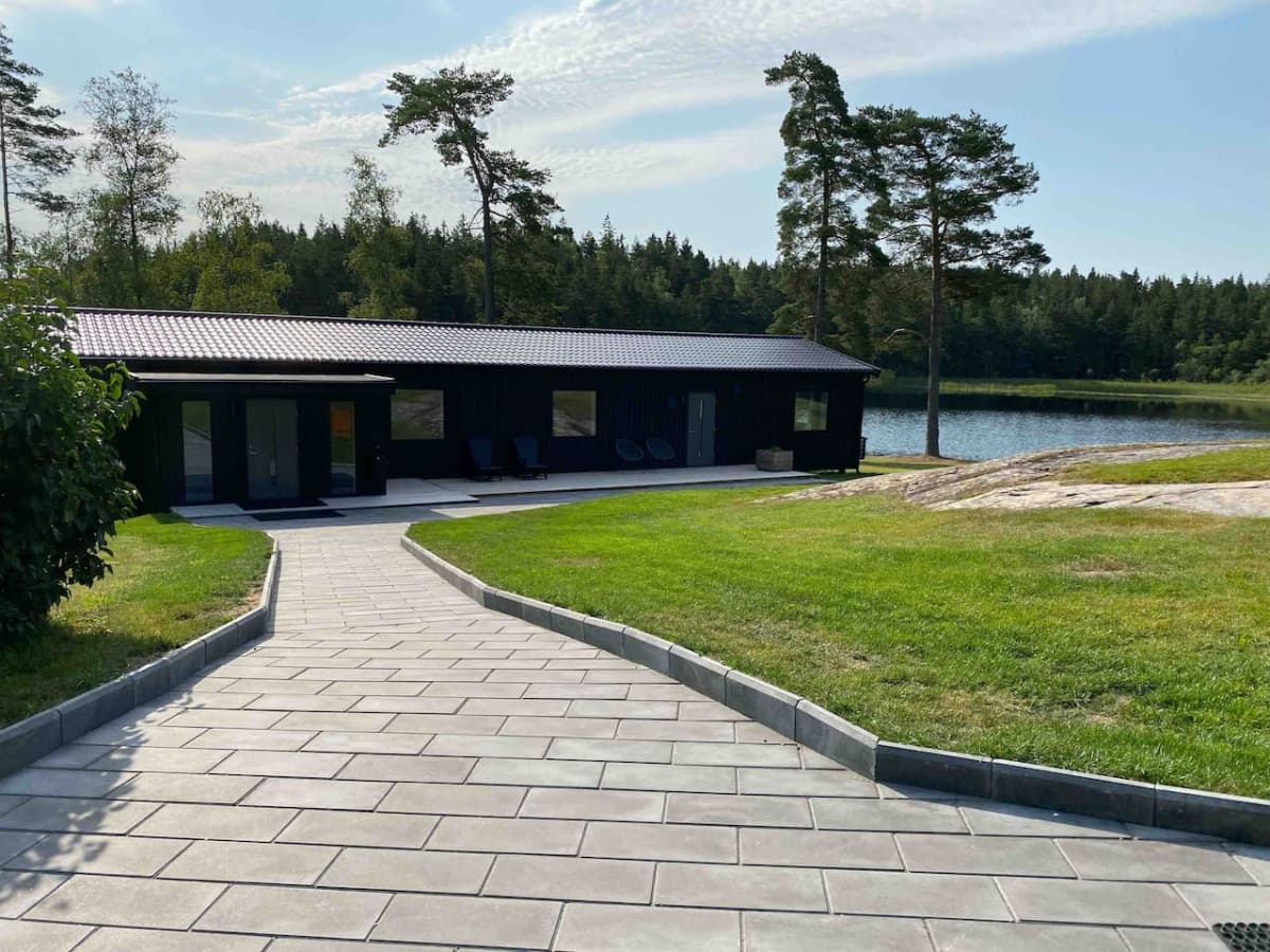 Entrance to the lake building at Gråbogården