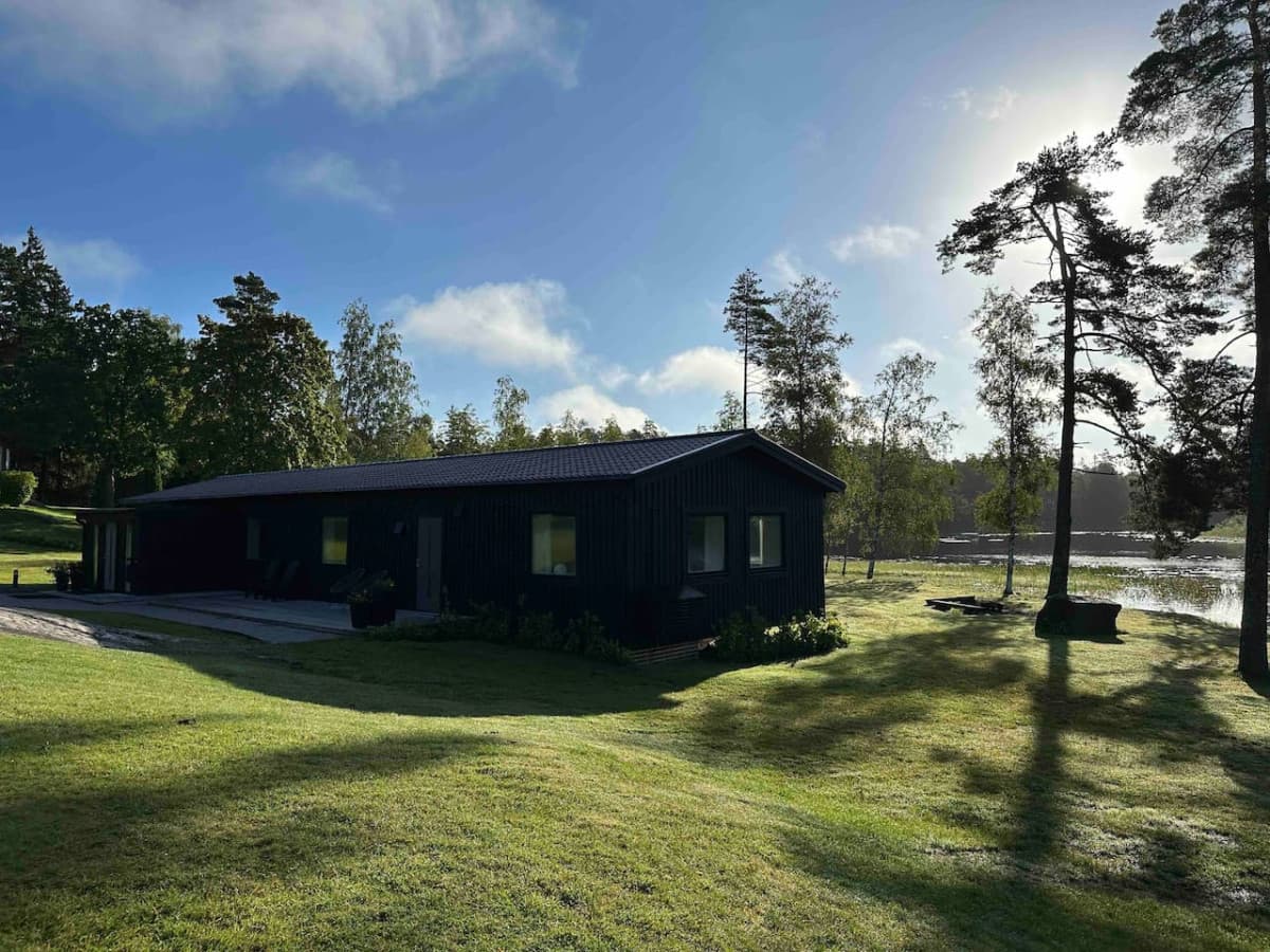 Lake-front building at Gråbogården