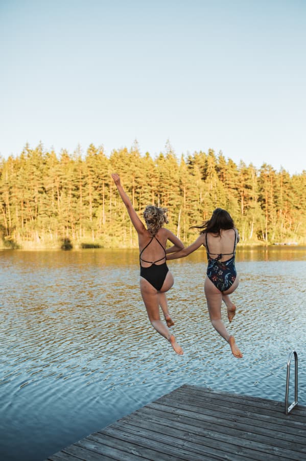 Grabogarden_jump_in_lake.jpg