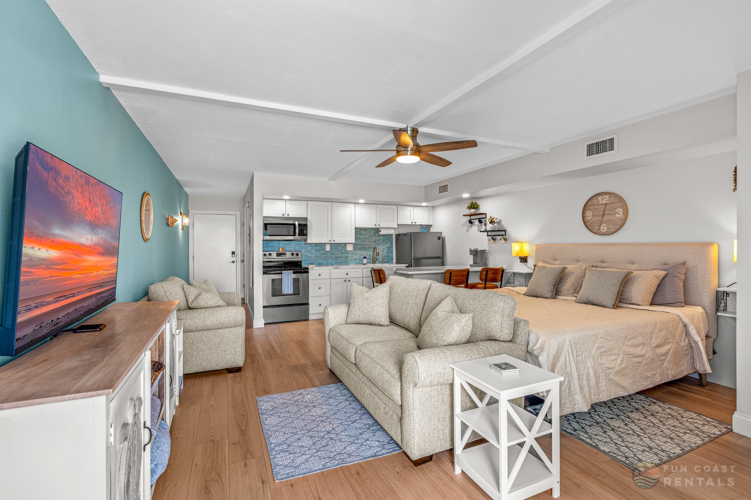 Studio with King Bed, Lounging Area and Smart TV