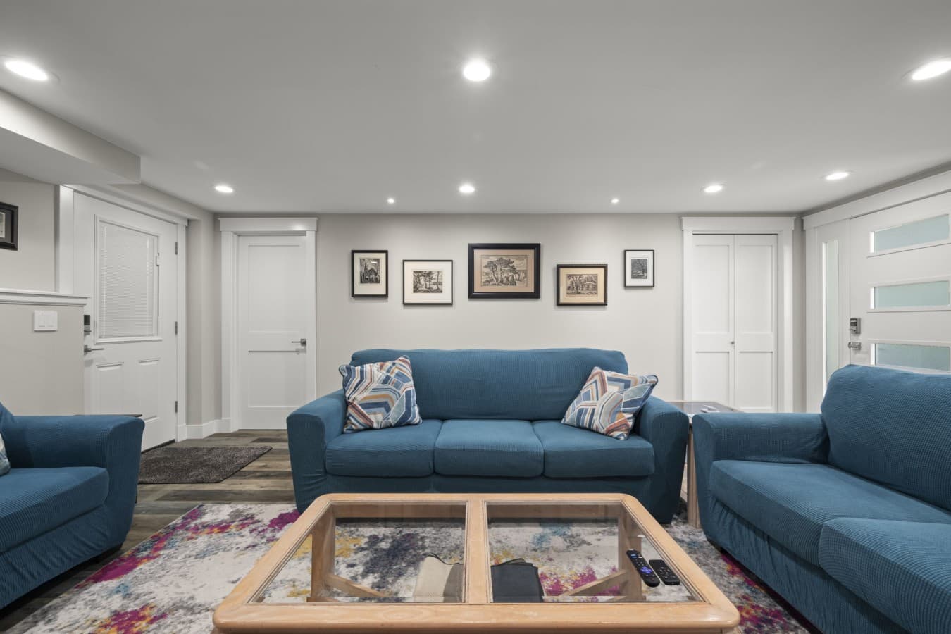 Comfortable living room with plenty of seating for families and groups_.jpg