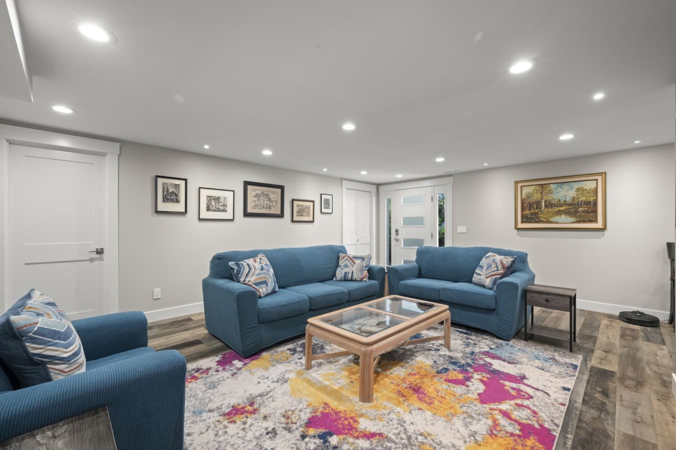 Inviting lounge area with colorful décor and comfortable sofas_.jpg