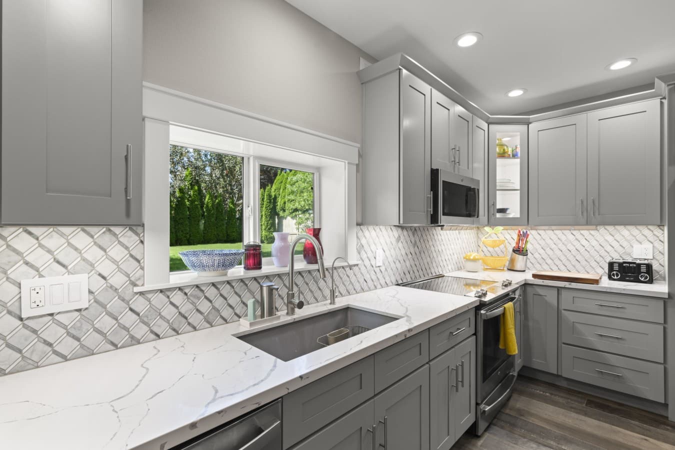 Fully equipped kitchen with a spacious sink and a window overlooking the greenery_.jpg