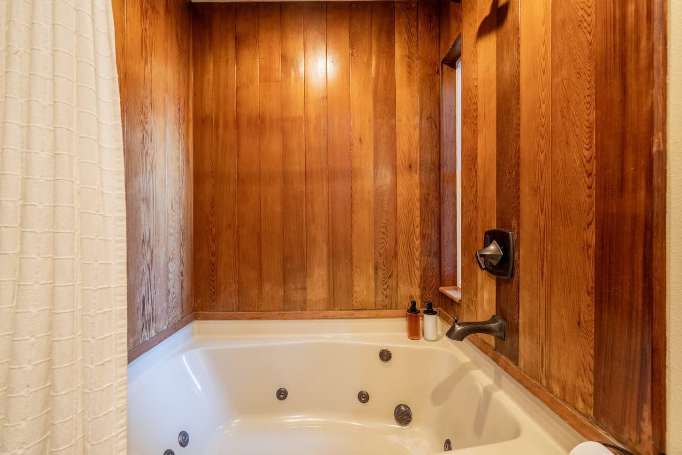 End the day with a soothing soak in the jetted tub before settling in for the night.