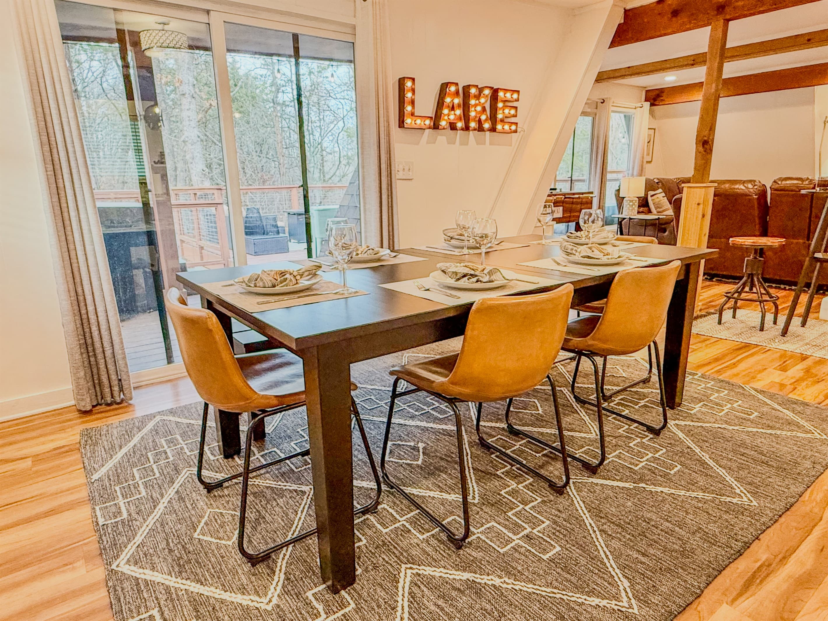 Seating and Full Serviceware for 6 people