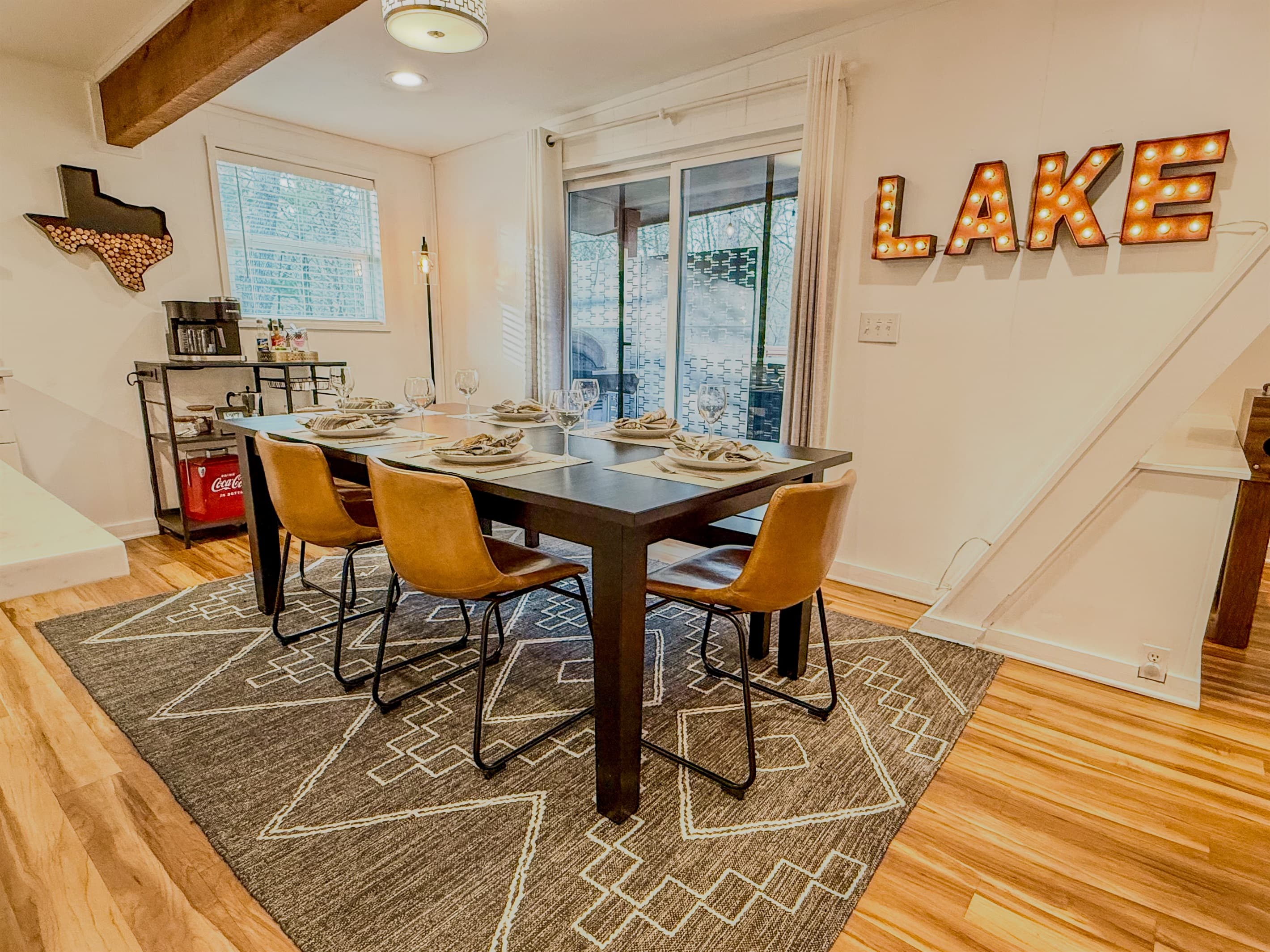 Seating and Full Serviceware for 6 people