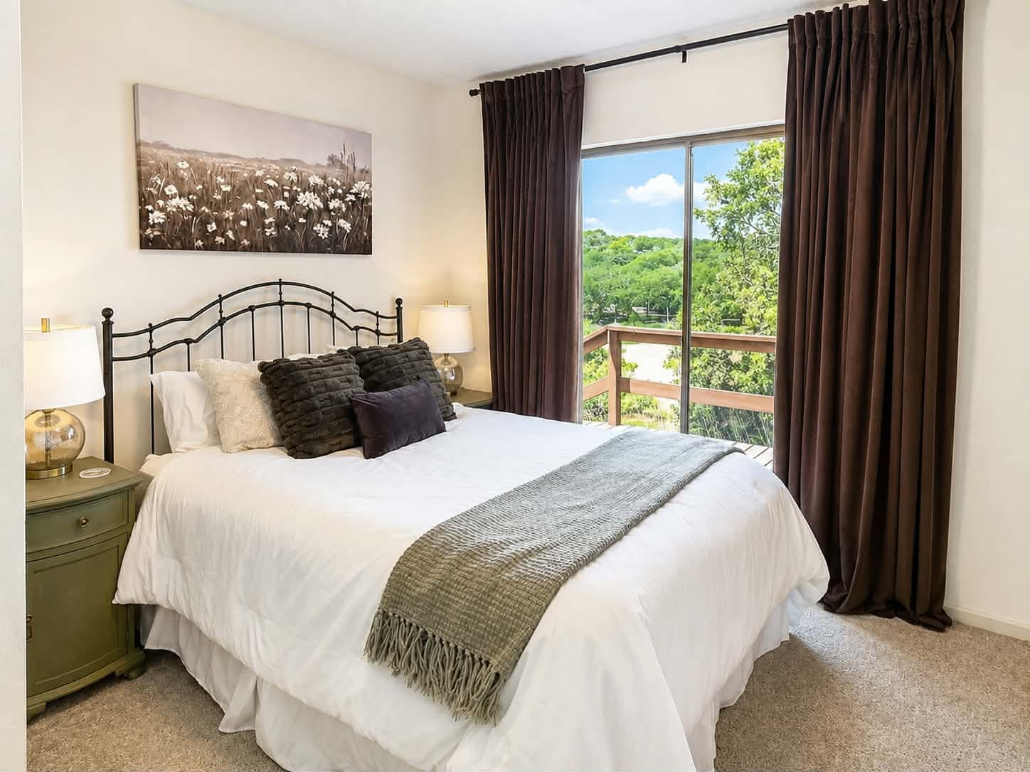 Queen bed with direct deck access and lake view