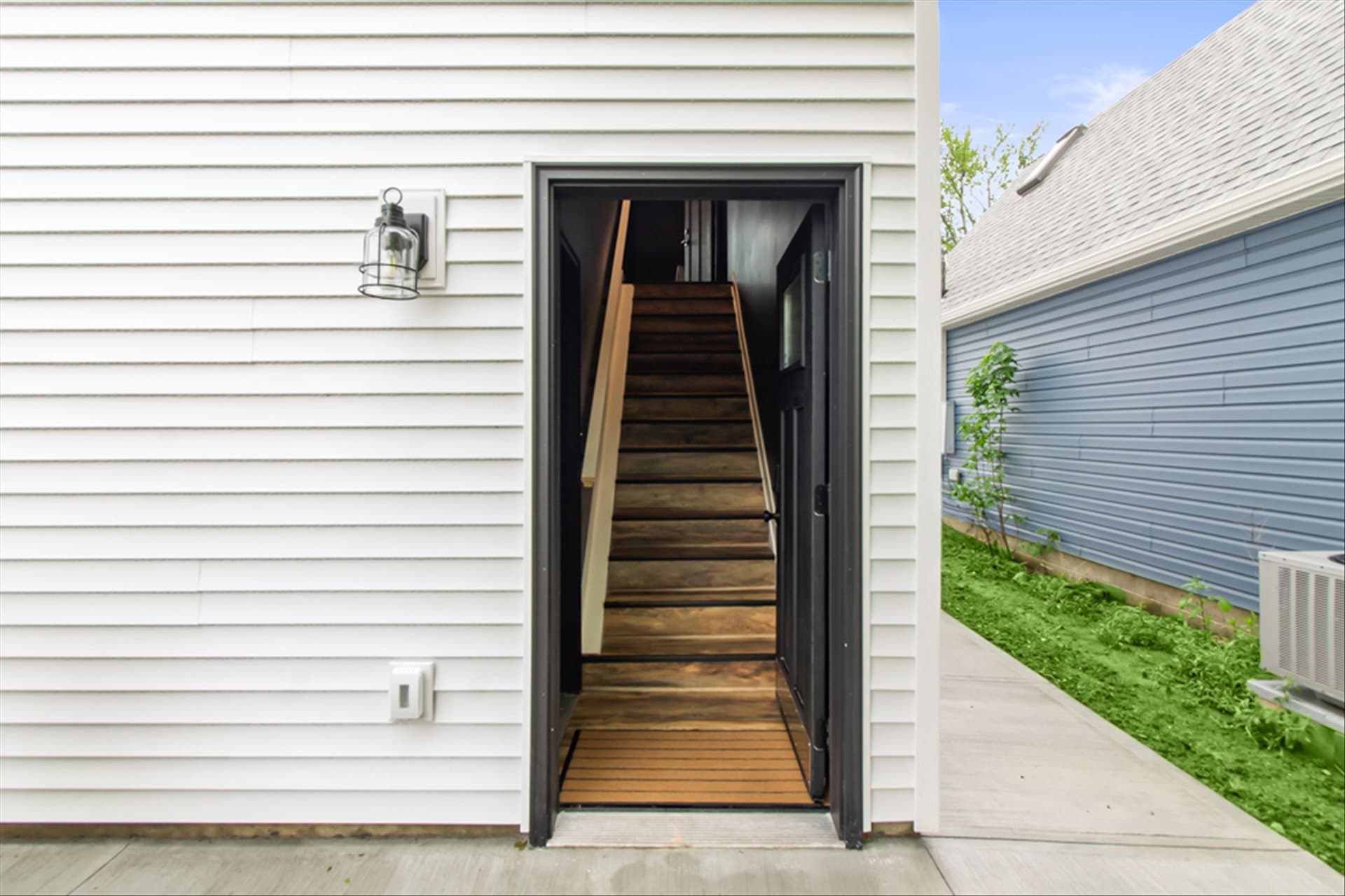 The Loft on Waterbury - Stairwell to Loft