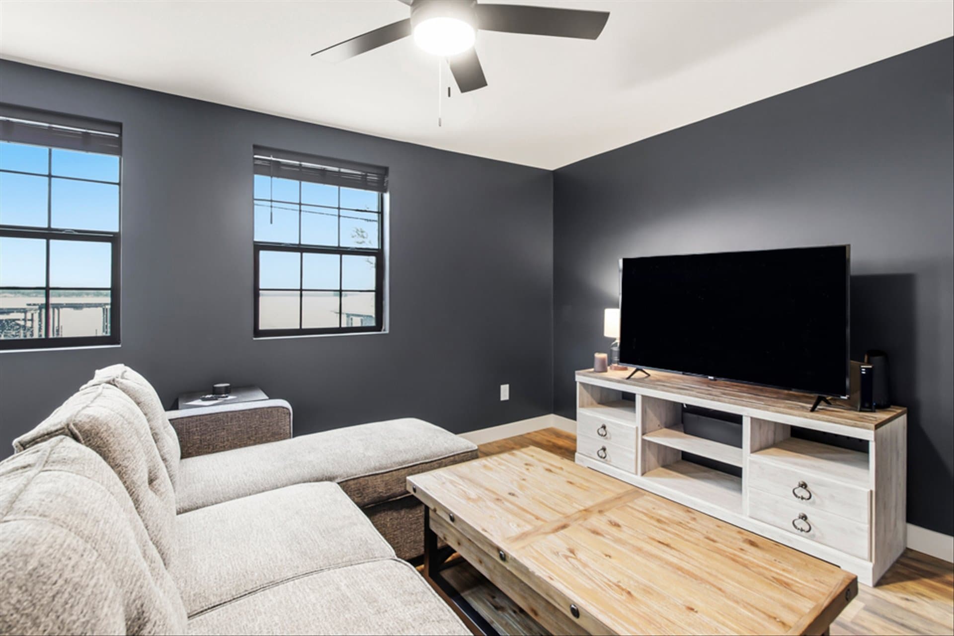 The Loft on Waterbury - Relax and watch TV, smart TV and board games