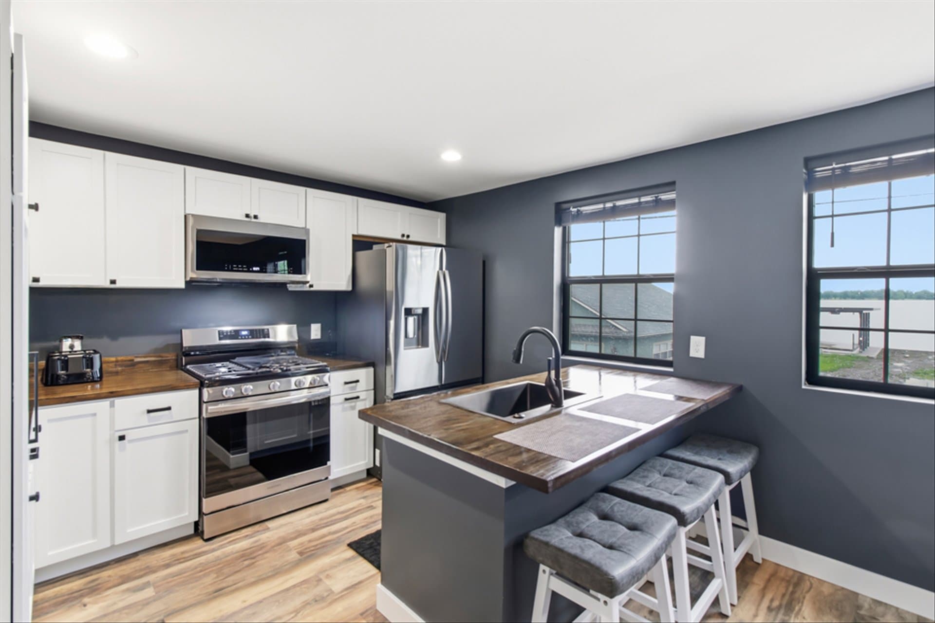 The Loft on Waterbury - Fully stocked Kitchen