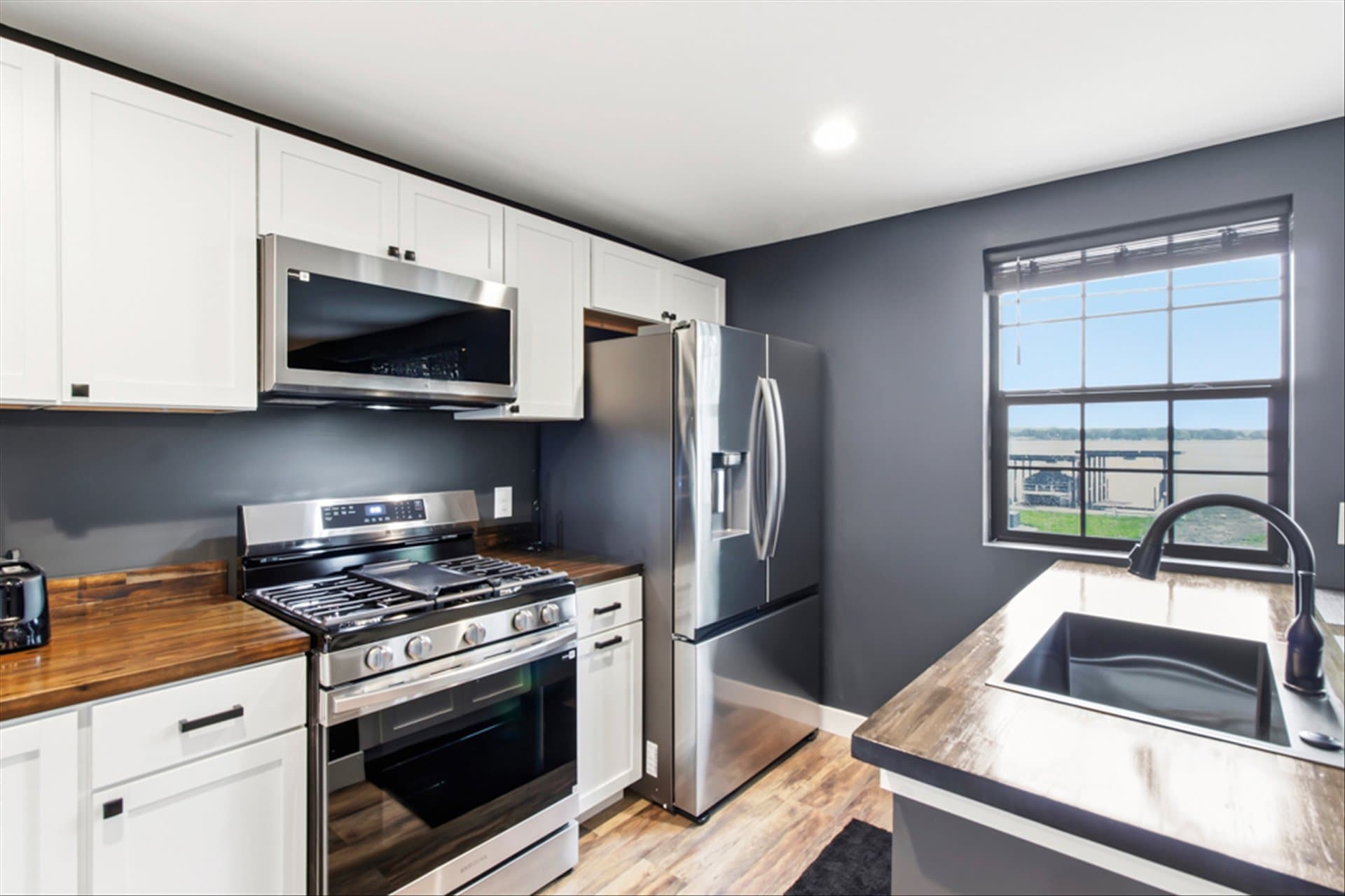 The Loft on Waterbury - Stainless steel Appliances