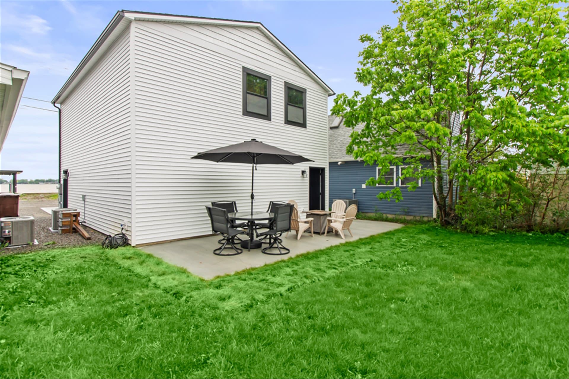The Loft on Waterbury - Backyard